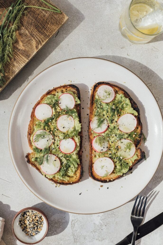 Αβοκάντο τόστ Αβοκάντο τόστ με pesto από kale και ραπανάκιμε pesto από kale και ραπανάκι