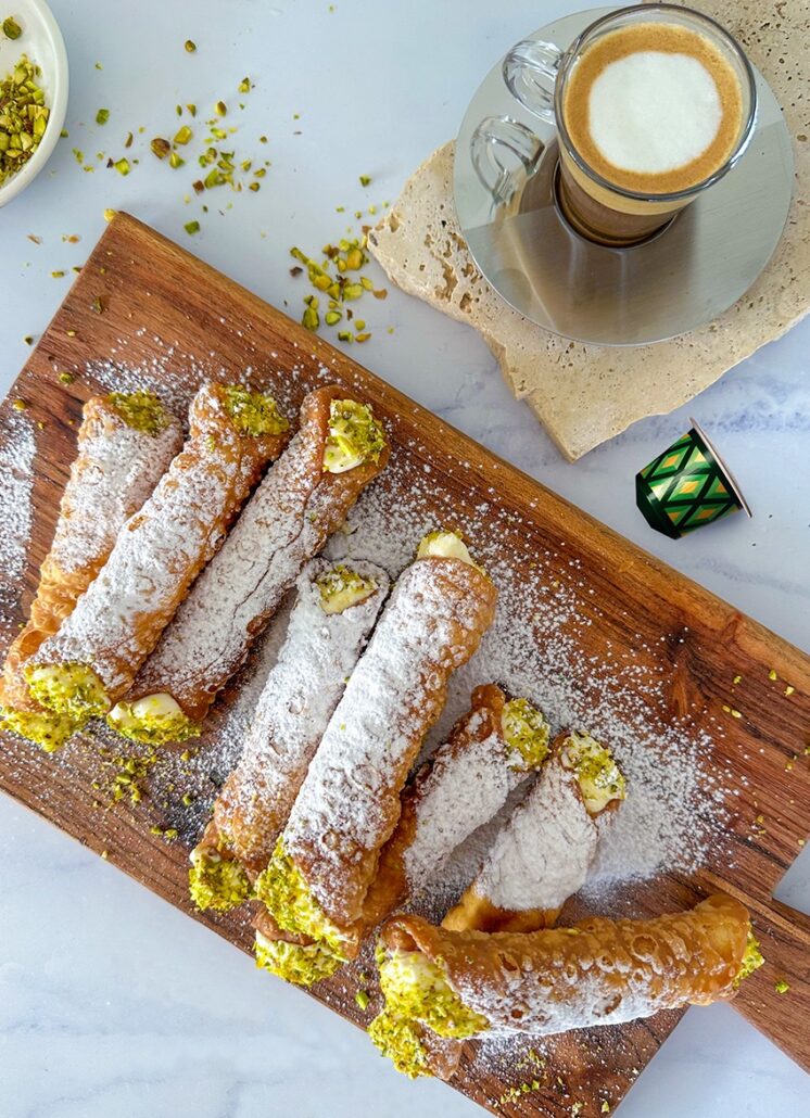 Cannoli με αρωματικό ξύσμα λεμονιού και φυστίκι Αιγίνης